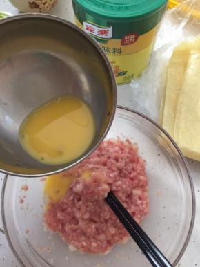 每次搅拌让蛋液吸收方可二次倒入