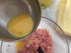 每次搅拌让蛋液吸收方可二次倒入