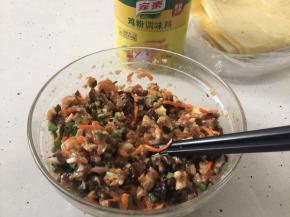 将切好的材料放入肉末中加入芝麻香油用筷子沿同一个方向搅拌至粘稠