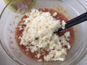 然后将马蹄用纱布包住挤去多余的水份