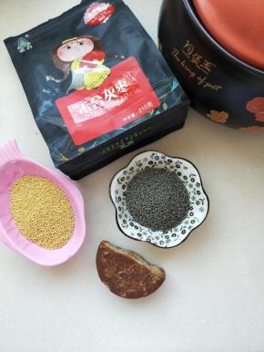 准备好材料。我用的是富硒米。没有的用一般的黄小米即可。