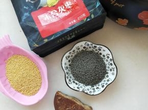 准备好材料。我用的是富硒米。没有的用一般的黄小米即可。