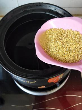 富硒小米是免淘的，不过每次清洗已经习惯了。砂锅加满水烧开倒入黄小米