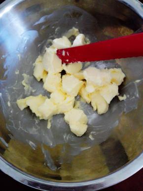 黄油切小块，放入盆中，室温软化