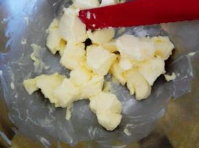 黄油切小块，放入盆中，室温软化