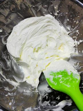 用电动打蛋器打至颜色变浅，体积变大即可