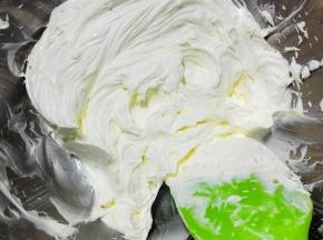 用电动打蛋器打至颜色变浅，体积变大即可