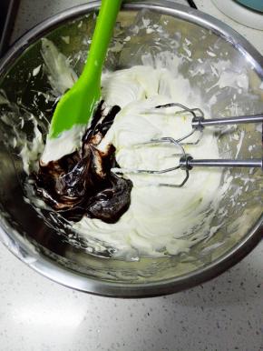 将巧克力酱加入黄油中，迅速打匀