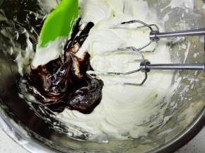 将巧克力酱加入黄油中，迅速打匀