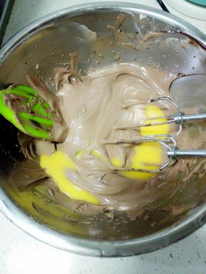 分三次加入全蛋液，快速打匀