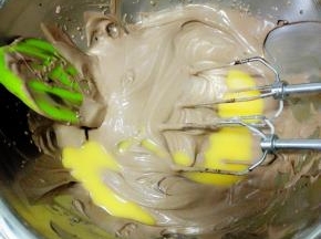 分三次加入全蛋液，快速打匀