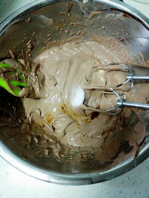 加入香草精，盐，快速打匀