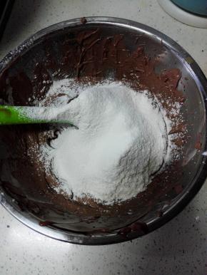 分三次加入过筛的低粉，每次都彻底翻拌均匀，看不到干粉