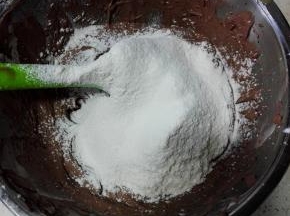 分三次加入过筛的低粉，每次都彻底翻拌均匀，看不到干粉