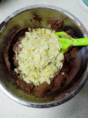 加入杏仁片，翻拌均匀