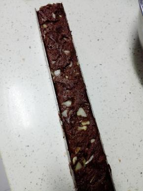 将拌好的饼干团放入饼干模具中，盖上保鲜膜，入冰箱冷冻1小时