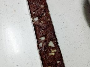 将拌好的饼干团放入饼干模具中，盖上保鲜膜，入冰箱冷冻1小时