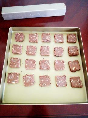 1小时候，烤箱180度预热，
将饼干团取出切片，放在烤盘上