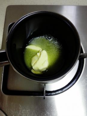 黄油切小块放入奶锅，小火融化后放凉备用