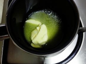 黄油切小块放入奶锅，小火融化后放凉备用