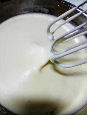 继续搅打，搅打至提起打蛋器，蛋液像绸缎一样落下，且落下的蛋液不会马上消失即可