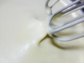 继续搅打，搅打至提起打蛋器，蛋液像绸缎一样落下，且落下的蛋液不会马上消失即可