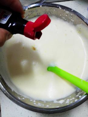 加入香草精，搅拌均匀