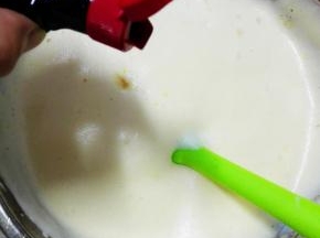 加入香草精，搅拌均匀