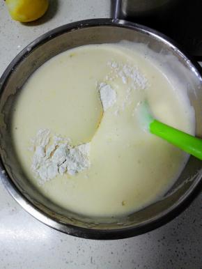 过筛的低粉分三次加入，每次都要翻拌均匀