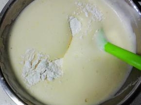 过筛的低粉分三次加入，每次都要翻拌均匀