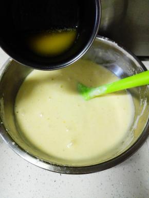 分三次加入融化的黄油，快速的翻拌均匀