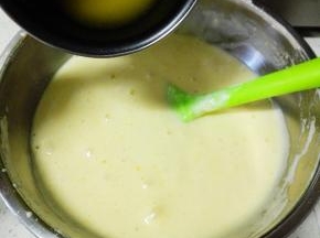 分三次加入融化的黄油，快速的翻拌均匀