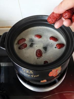 加入大枣和草果