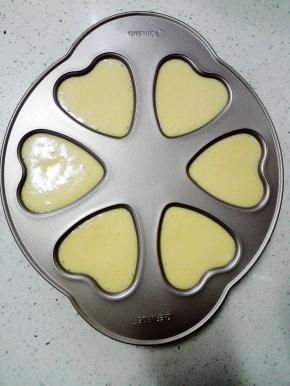 此时烤箱180度预热
将拌好的蛋糕糊倒入模具中，约8分满