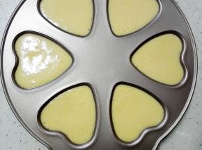 此时烤箱180度预热
将拌好的蛋糕糊倒入模具中，约8分满