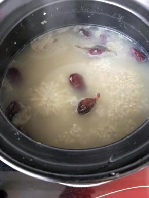 熬好的米粥汤汁很浓稠