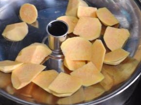 红薯蒸熟。