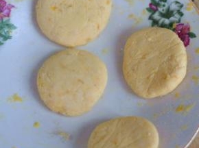 取一小块，搓成球状，再压成薄饼。
