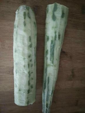 带楞丝瓜去皮洗干净