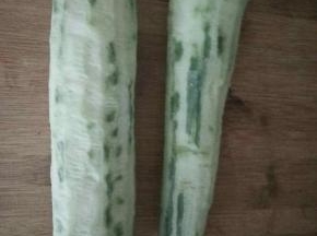 带楞丝瓜去皮洗干净