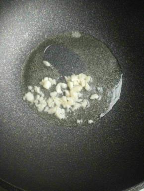 锅里放油，油热放蒜末，炒焦黄
