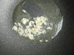 锅里放油，油热放蒜末，炒焦黄