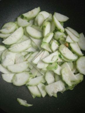 放入丝瓜片，炒软以后加入适量酱油和盐。调好味道。