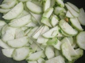 放入丝瓜片，炒软以后加入适量酱油和盐。调好味道。