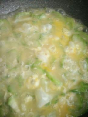 加入少许水，加入打散的鸡蛋液