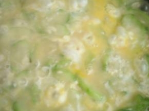 加入少许水，加入打散的鸡蛋液