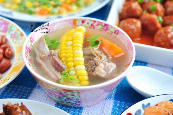 胡萝卜玉米排骨汤