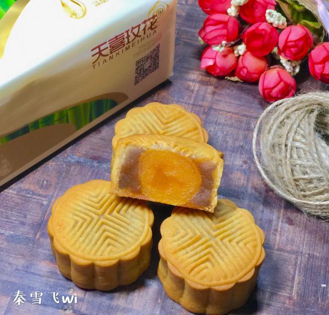 莲蓉蛋黄广式月饼