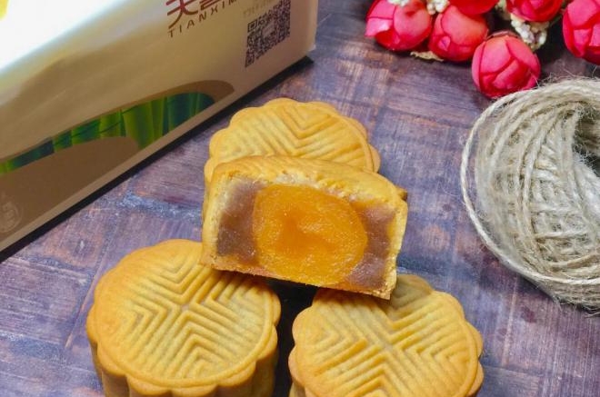 莲蓉蛋黄广式月饼