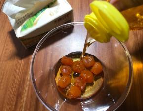 . 配方是9个月饼的量，可以按比例增加。蛋黄可以用磕开的新鲜咸鸭蛋黄，也可以买成品的咸蛋黄，我用的成品咸蛋黄，提前浸泡花生油几个小时，如果是新磕的就不用浸泡。